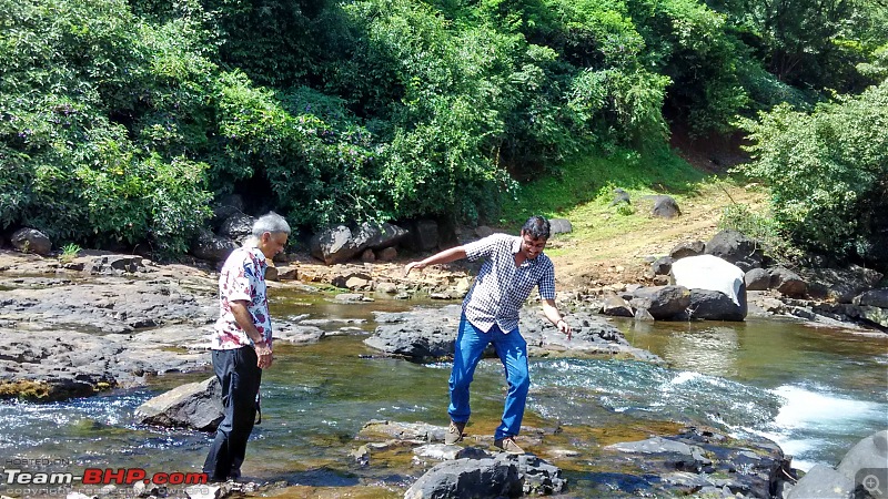 2 Grand Vitaras go offroading - At Panshet Lake-crossing-without-getting-feet-wet-compressed.jpg