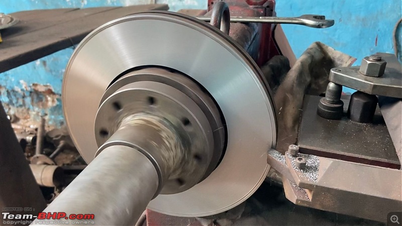 VW Polo DIY: Servicing the front brakes (FN 3 brake system)-13.jpg