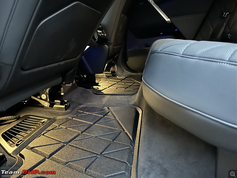 BMW IX xDrive50 AWD SUV | Initial Ownership Report-rear-seat-no-hump.jpeg