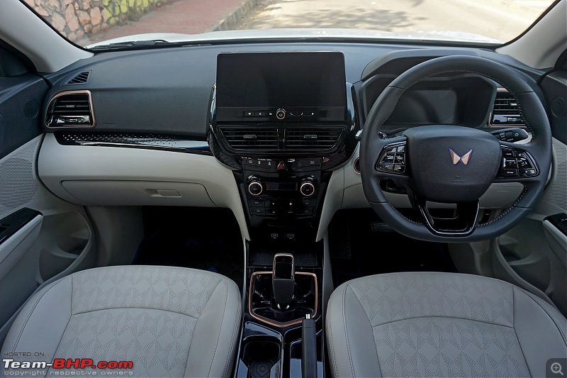 2024 Mahindra XUV400 Pro Review-2024_mahindra_xuv400_pro_interior_01.jpg