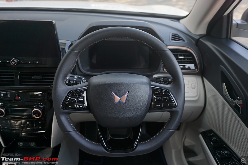 2024 Mahindra XUV400 Pro Review-2024_mahindra_xuv400_pro_interior_02.jpg