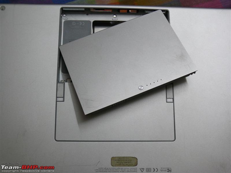 Inside Macbook Pro 17inch! Upgrading HDD howto!-3-battery.jpg