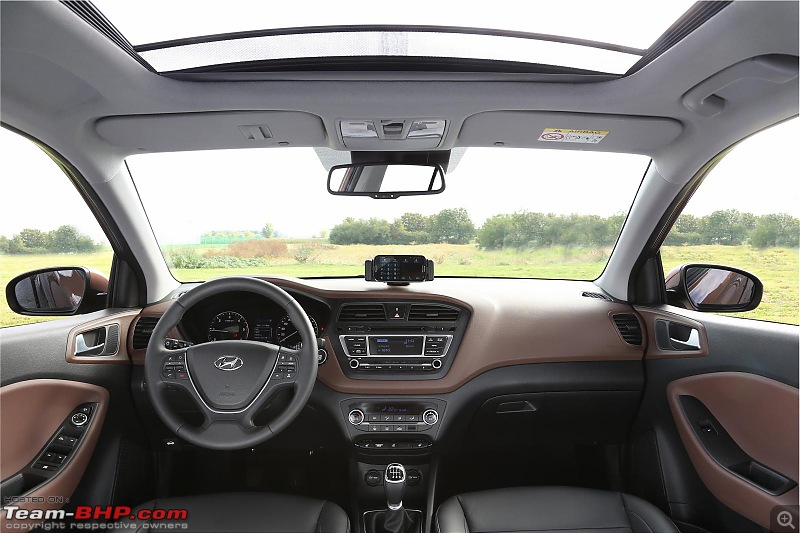 Scoop! Hyundai testing i20 Cross-i20_interior.jpg