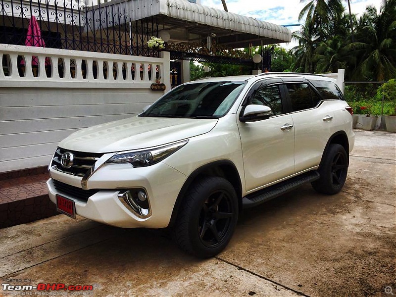 New Toyota Fortuner caught on test in Thailand-4.jpg