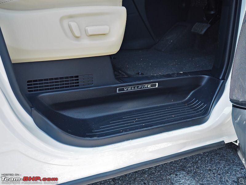 A Close Look: Toyota Vellfire-p2220559.jpg