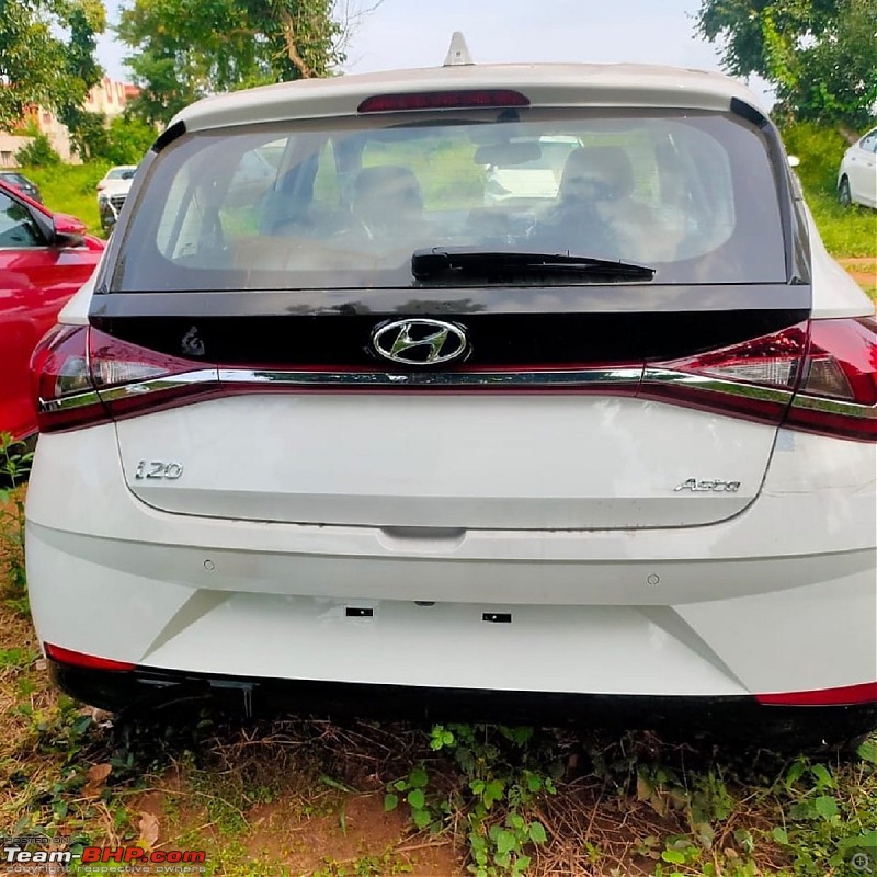 Third-gen Hyundai i20 spotted testing in Chennai. Edit: Launched at 6.79 lakhs-hyundaielitei20dealershiprearviewed07.jpg