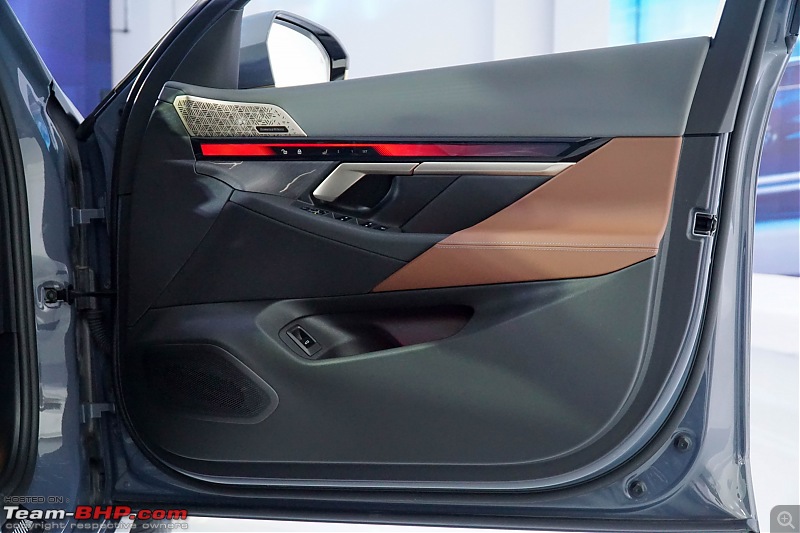 2024 BMW 5 Series LWB (G68) | A Close Look & Preview-2024_bmw_5_series_lwb_preview_interior_05.jpg