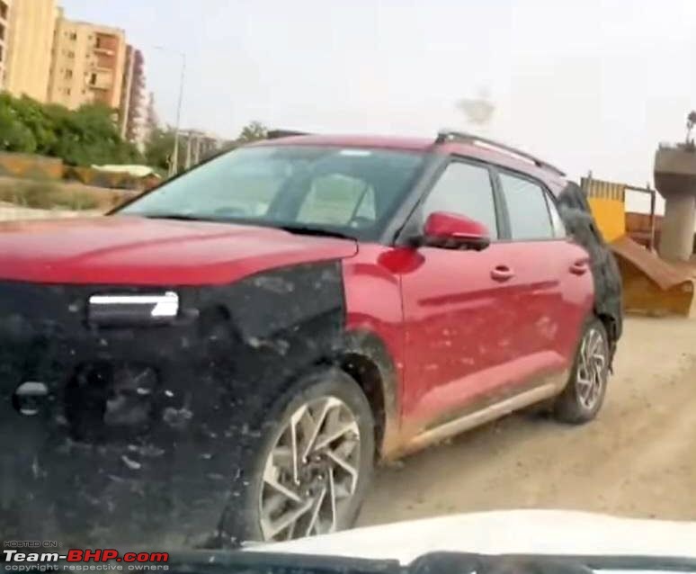 Hyundai Alcazar facelift spied testing in India-screenshot_20240628_190632_youtube.jpg