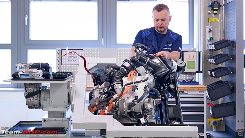 BMW hydrogen car pilot production in 2022; based on X5 SUV-20220902_163435.jpg