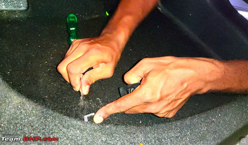 How to fasten the driver-side floor mat?-fixing-clip-2.png