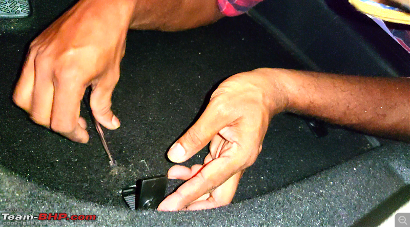 How to fasten the driver-side floor mat?-fixing-clip-3.png