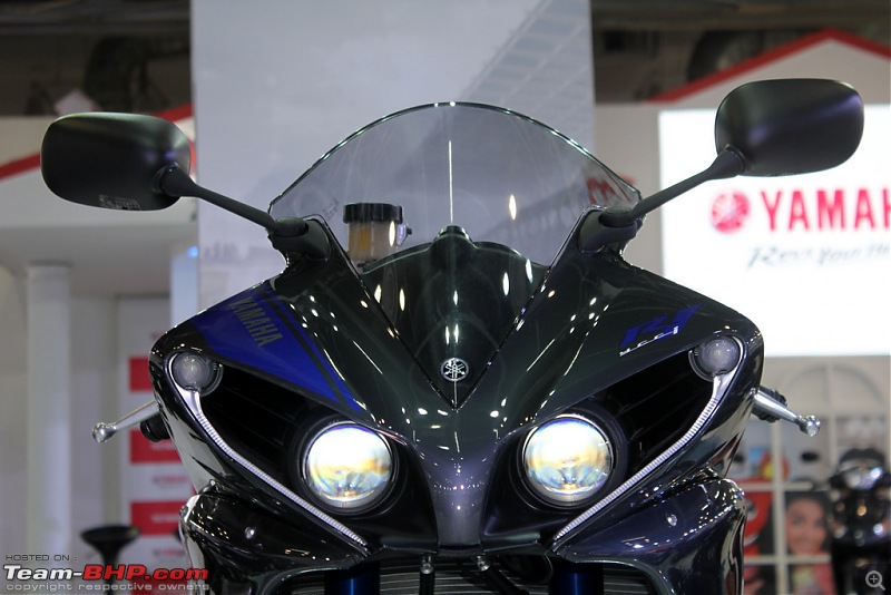 Yamaha r1 фары в темноте