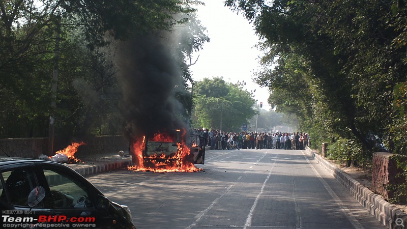 Accidents : Vehicles catching Fire in India-201211221877.jpg