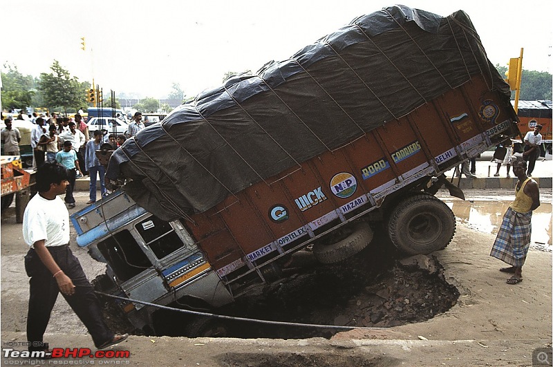 Accidents in India | Pics & Videos-giant-pothole.jpg