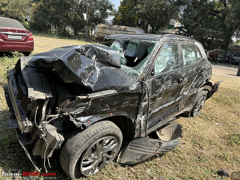 Hyundai Creta rolls down hill after collision with bus | Seatbelts and airbags save occupants-img_5576.jpg
