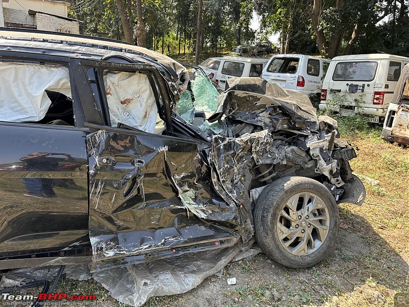 Hyundai Creta rolls down hill after collision with bus | Seatbelts and airbags save occupants-img_5583.jpg