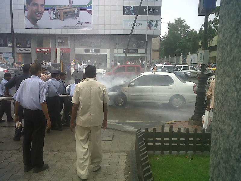 Accidents : Vehicles catching Fire in India-img00061201008101030.jpg