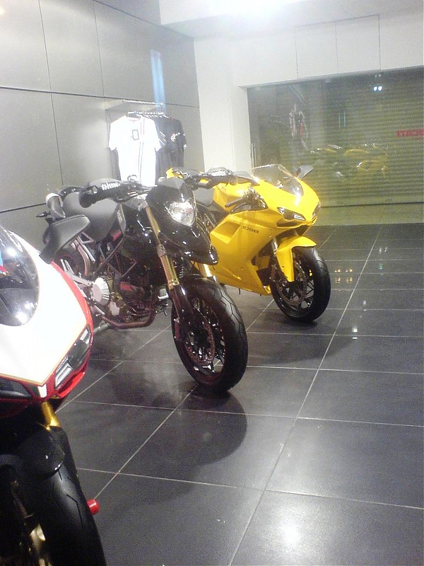 Ducati opens Shop in Mumbai. EDIT: And now in Gurgaon-dsc00524.jpg