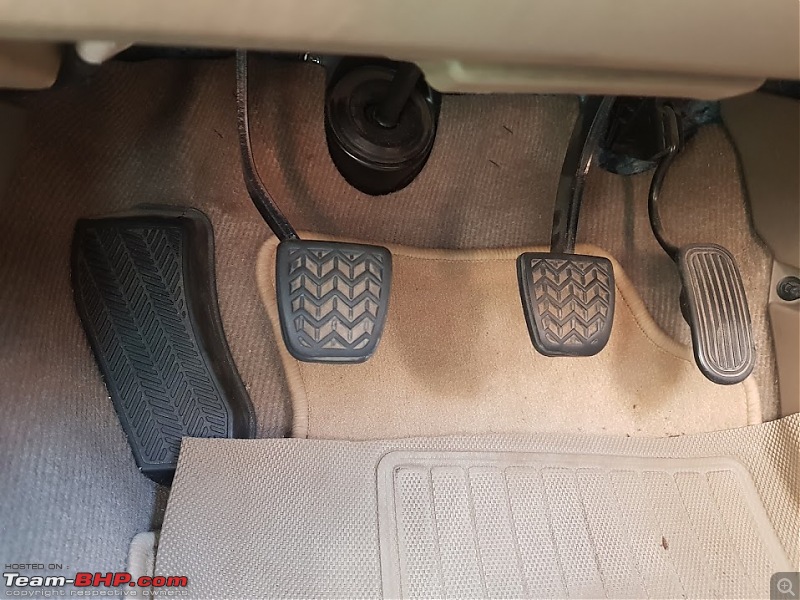 Review: 1st-gen Toyota Fortuner-footwell-dead-pedal.jpg