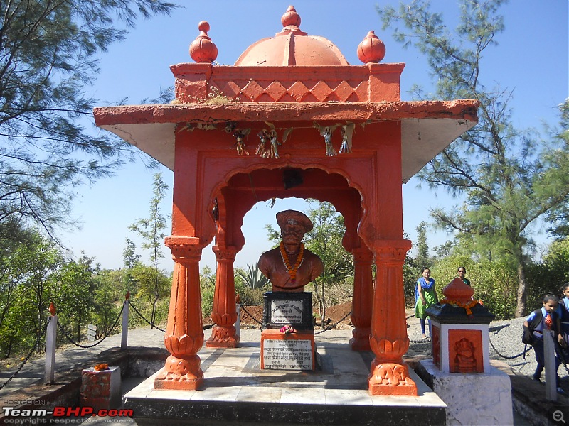 With my TUV300 to Sinhagad Fort, Balaji Temple, Narayanpur & Shivthar Ghal-15samadhi-sthal-narveer-tanaji-malusare.jpg