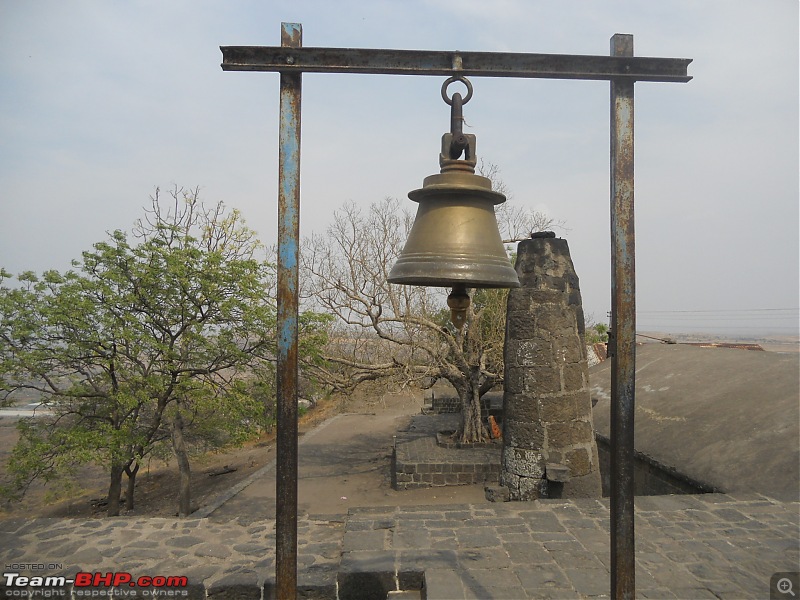 Short Sunday drive to Theur Chintamani & Bhuleshwar Temples-another-view-bell-deepstambh-backdrop.jpg