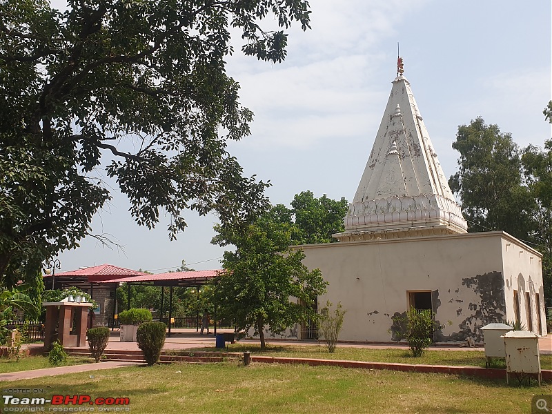 Suchetgarh Border Outpost (J&K); where a Banyan tree marks the International border-temple.jpg