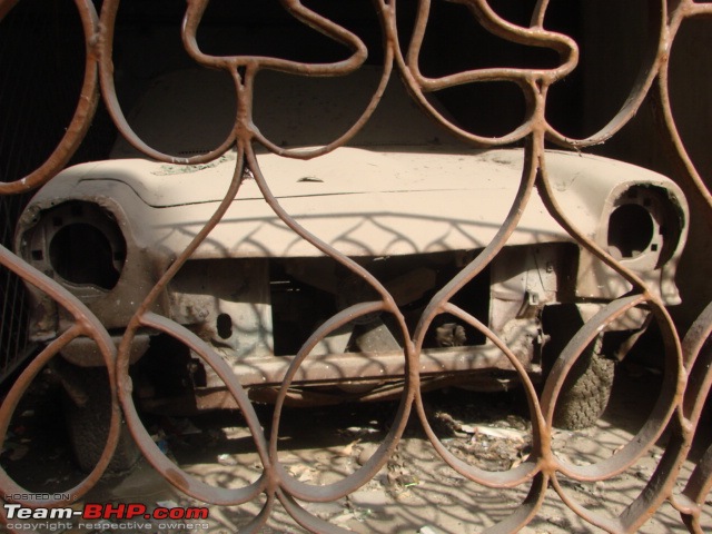 KOLKATA - Cars waiting to be Restored or Scrapped!-dsc02581.jpg