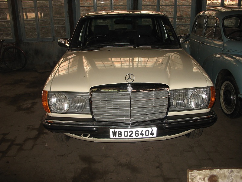 KOLKATA - Cars waiting to be Restored or Scrapped!-img_4891.jpg