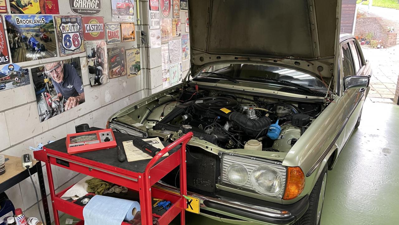 My 1982 Mercedes W123: Checking carb, air filter, spark plugs