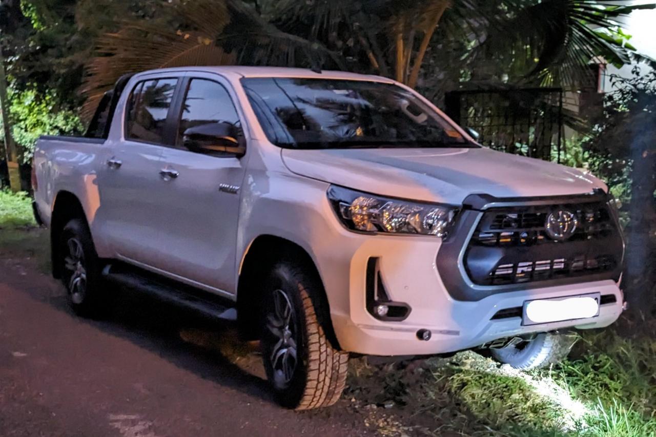 Toyota Hilux Review : 8 Pros & 8 Cons
