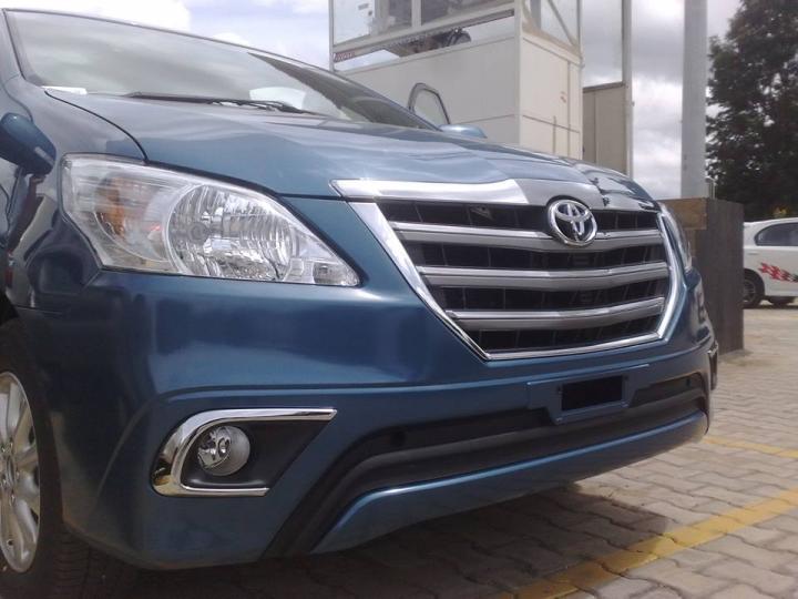 2013 Toyota Innova facelift spotted at a dealership in India 