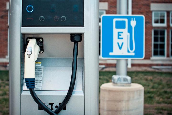 Govt. invites proposals to set up EV charging stations 