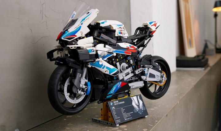 LEGO & BMW create a 1:5 scale model of the M 1000 RR 
