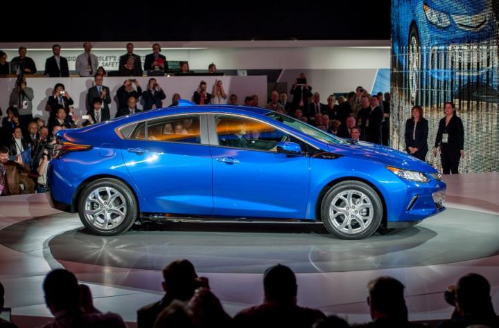 2016 Chevrolet Volt sedan and Bolt EV concept revealed! 