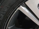 Gashed diamond-cut alloy wheel